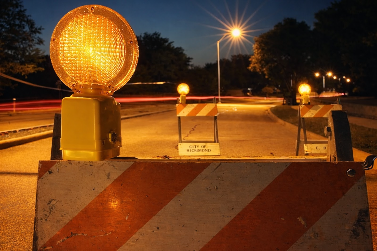 Comparing the Types of Barricade Lights: Steady-Burn vs. Flashing vs. Solar